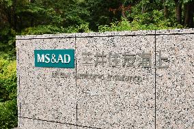 Mitsui Sumitomo Insurance Company signboard and logo